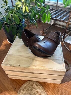 Easy Street Brown Ankle Boots Side Zipper Sz 9 1/2 NWOT